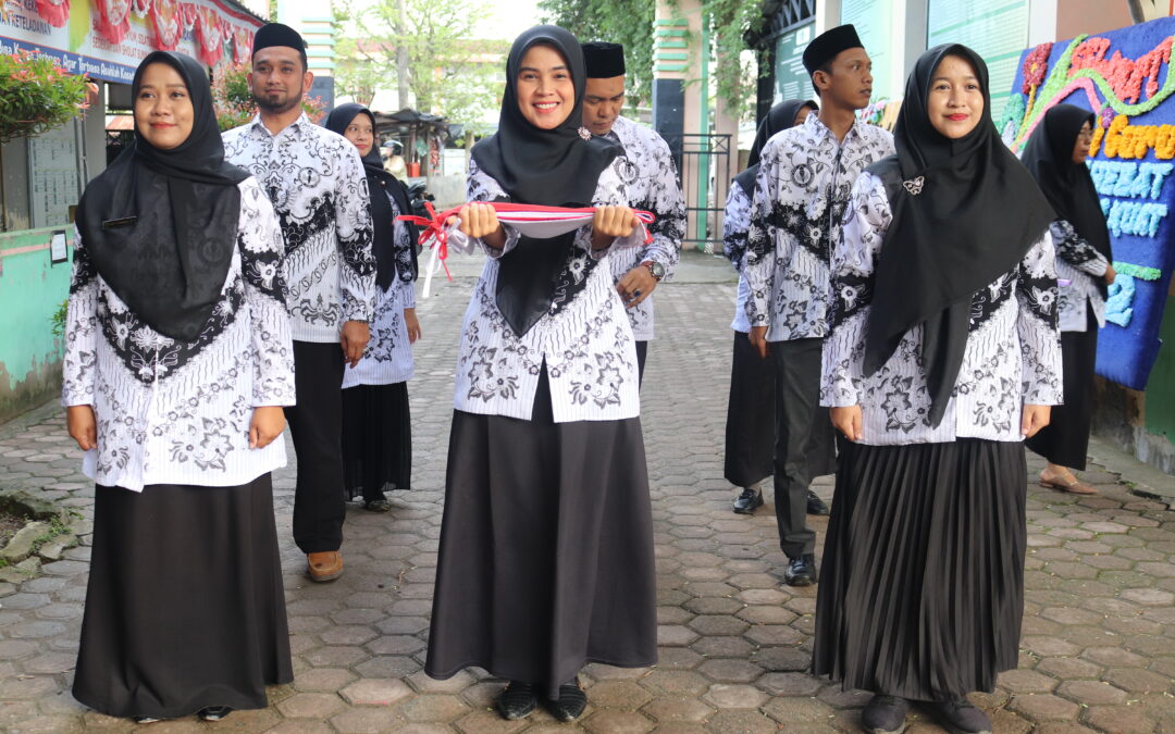 Madrasah Tsanawiyah Negeri 2 Banda Aceh Memperingati Hari Guru Nasional dan Persatuan Guru Republik Indinesia ( PGRI ) ke 79