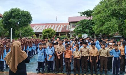 MTsN 2 Banda Aceh Gelar Gotong Royong Bersih-Bersih Sekolah dan Masjid Lueng Bata