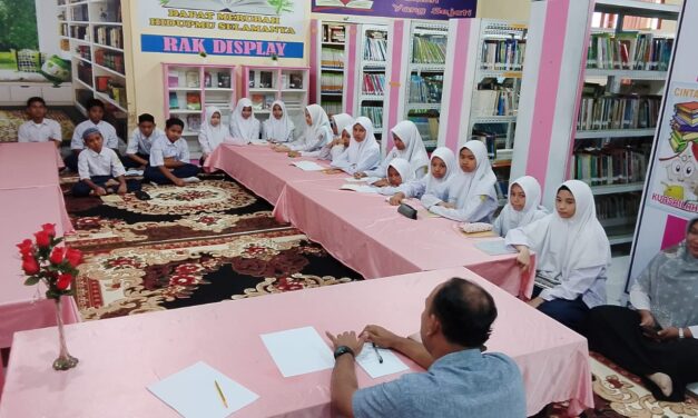 Menulis Bersama Direktur Bandar Publishing